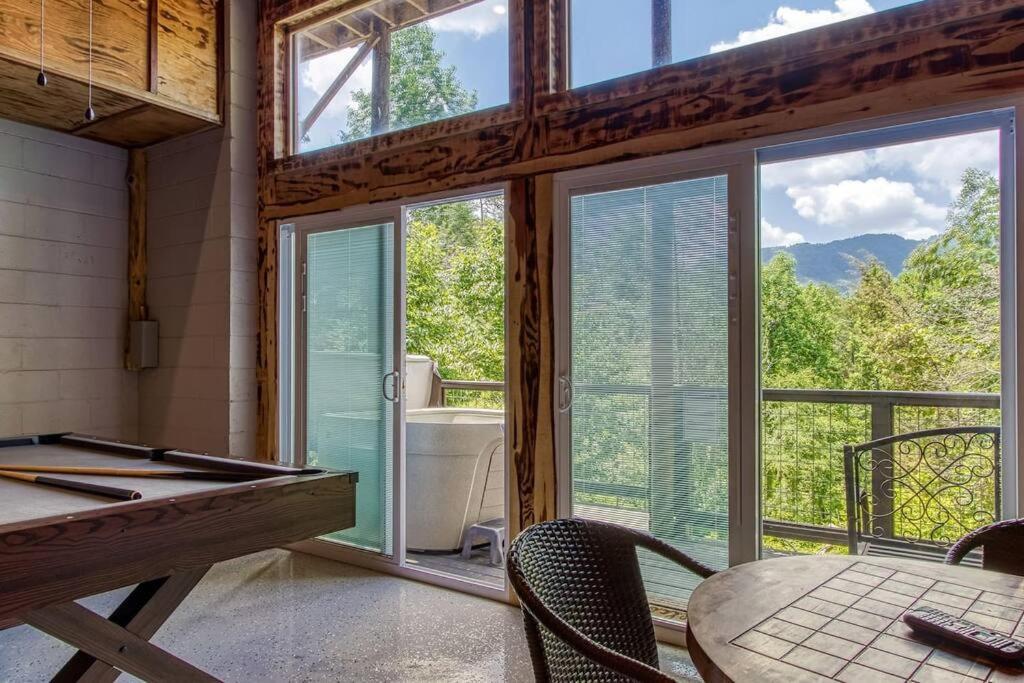 The Log Castle~Stunning Mountain Views~Hot Tub Villa Sevierville Exterior photo