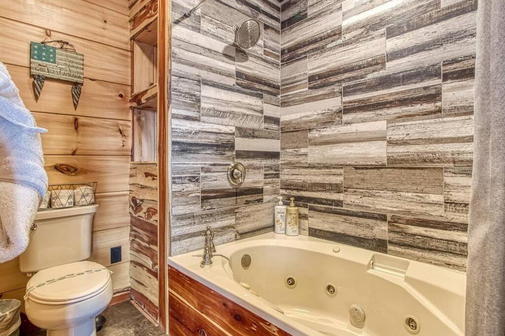 The Log Castle~Stunning Mountain Views~Hot Tub Villa Sevierville Exterior photo