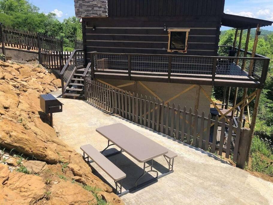 The Log Castle~Stunning Mountain Views~Hot Tub Villa Sevierville Exterior photo