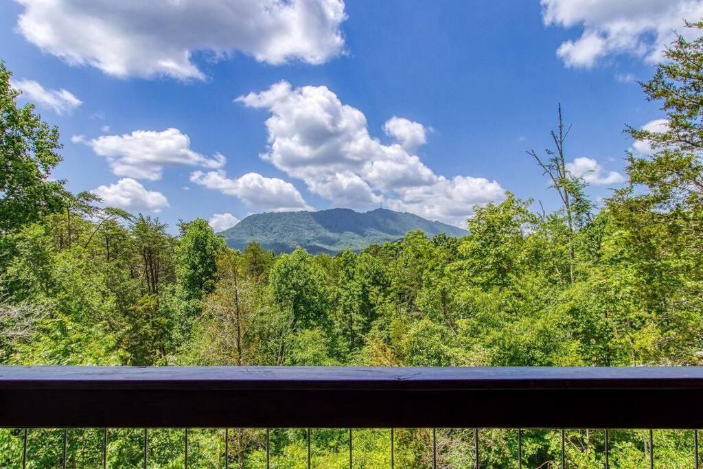 The Log Castle~Stunning Mountain Views~Hot Tub Villa Sevierville Exterior photo